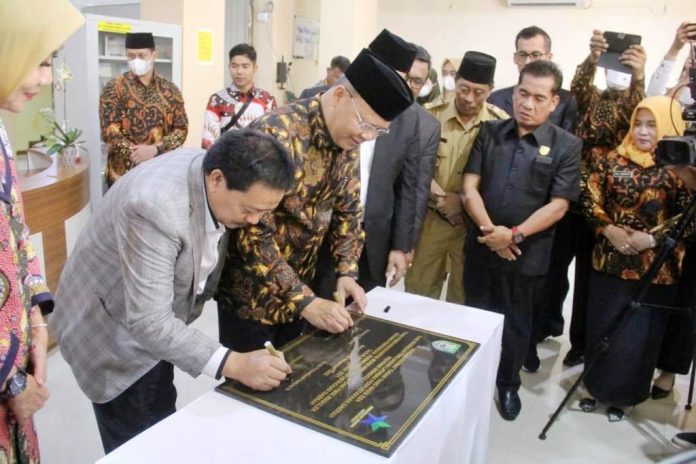 Kepala Perpustakaan Nasional RI dan Gubernur Bengkulu Rohidin Mersyah saat menandatangani Prasasti Gedung Layanan Perpustakaan Daerah Provinsi Bengkulu. Senin, 28 November 2022