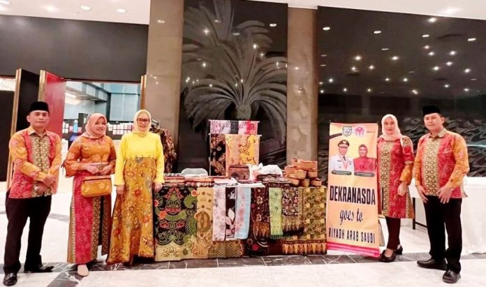 Ketua dan tim Dekranasda Provinsi Bengkulu saat menampilkan produk unggulan Bengkulu yakni Kain Basurek dan Kulit Lantung di Ajang Indonesian Weeks Festival (IWF) 2022.