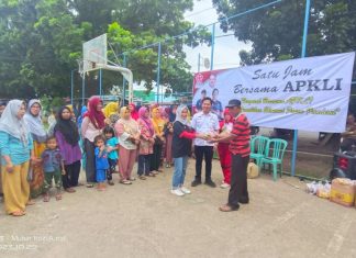 Sejumlah PKL Taman Simpang Kandis Dapat Bantuan Paket Sembako dan Pencerahan dari APKLI Kota Bengkulu