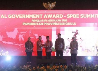 Sekda Hamka Sabri Terima Penghargaan dari KemenPANRB