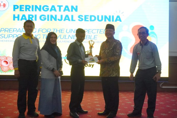 Gubernur Rohidin saat hadir sekaligus membuka Peringatan World Kidney Day Tahun 2023, di Balai Raya Semarak Bengkulu, Ahad (12/03).