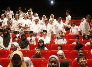 Gubernur Rohidin Nobar Film Buya Hamka Bersama Anak – Anak Panti Asuhan di BIM