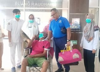 Sempat Dirawat di RSHD, Warga Ini Diantar Kadis Dinsos ke Panti Sentra Dharma Guna