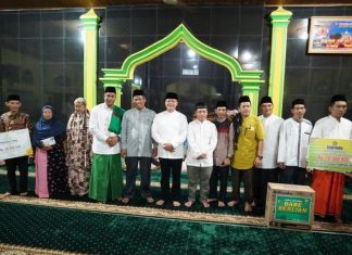 Safari Ramadhan di Mukomuko, Gubernur Rohidin Sampaikan Bantuan untuk 30 Masjid