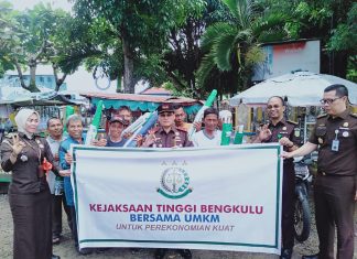 Horeee…!!! Pedagang Kaki Lima Dapat Payung Besar Dari Kejati Bengkulu Untuk Bangkitkan UMKM