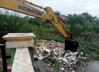 Gerak Cepat Keluhan Warga, Dinas PUPR Turunkan Alat Berat Keruk Sampah