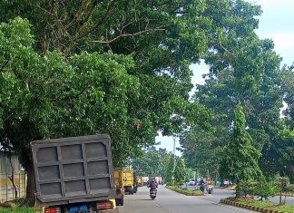 Antrian Truk Batu Bara di SPBU di Kota Bengkulu.