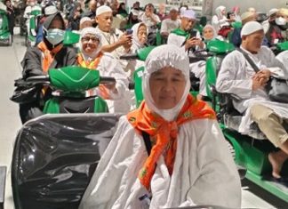 Petugas Kloter Bantu Haji Lansia Tawaf Dengan Kursi Roda dan Skuter