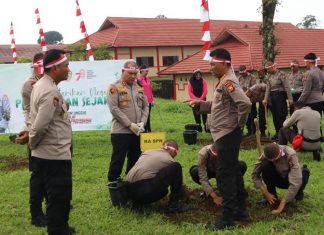 Ciptakan Wilayah Hijau, Karo SDM Polda Bengkulu Pimpin Penanaman Pohon