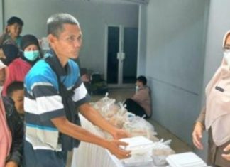 Kepala OPD Pemkot Bengkulu Kompak Bagikan Nasi Bungkus Gratis di RSHD