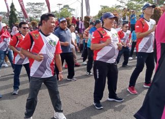Meledak, Ribuan Warga bersama Bupati Kopli Kompak Ikuti Senam Massal