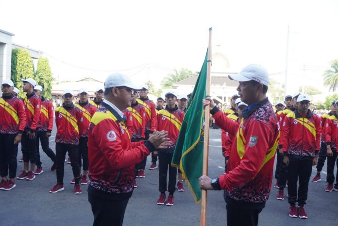 Gubernur Bengkulu Rohidin Mersyah secara resmi melepas keberangkatan Kontingen Pekan Olahraga Pelajar Nasional (POPNAS) XVI Provinsi Bengkulu 2023 dihalaman Kantor Gubernur Bengkulu yang akan berlaga di Kota Palembang Provinsi Sumatera Selatan. Pagi ini Kamis (24/08). Dok: Likwan Johari