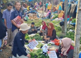 KIRAB Pemilu 2024, KPU Seluma Sebarkan Bahan Sosialisasi di Pasar Mingguan