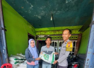 Personel Polsek Lebong Selatan Dampingi Penyaluran Bantuan