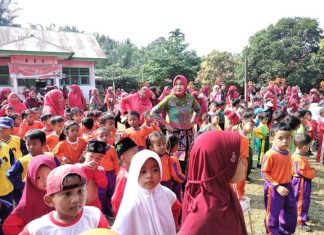 Istri Bupati Mian Curi Perhatian Anak – Anak PAUD di Kecamatan Ulok Kupai