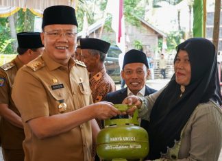 Gubernur Rohidin Serahkan Bantuan RTLH dan Tabung Gas Elpiji 3 Kg