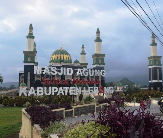 Masjid Agung Sultan Abdullah Miliki Arsitek Yang Unik, Yuk Intip Wisata Religi Satu Ini