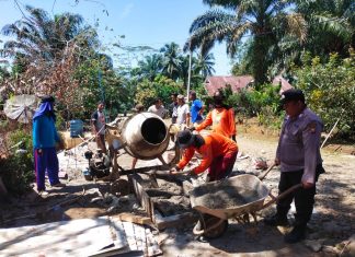 Polsek Giri Mulya Melaksanakan Gotong Royong Bantu Warga Terkena Musibah Kebakaran