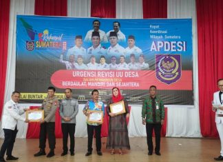 Mantan Bupati Bengkulu Tengah Dapat Penghargaan Tokoh Pembangunan Peduli Desa