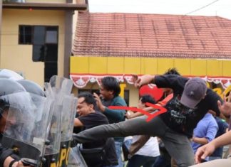 Peserta Pemilu Bentrok Dengan Polisi di Bengkulu