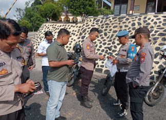 Kapolsek Batiknau Cek Kelengkapan Surat Identitas Personel