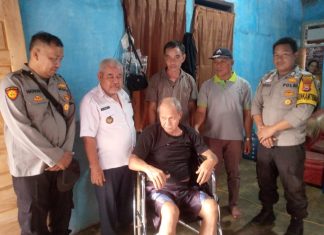 Lansia ini Terima Bantuan Kursi Roda dari Polsek Selebar