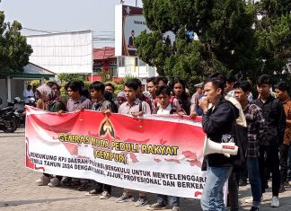 Massa Gempur Kepung Kantor KPU Provinsi Bengkulu