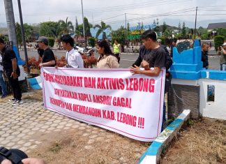 Massa Formal Geruduk Kantor Kesbangpol Lebong, Ini Tuntutannya