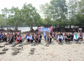 Jaga Pantai Dari Abrasi, Polisi Tanam Seribu Pohon Mangrove, Durian dan Jengkol