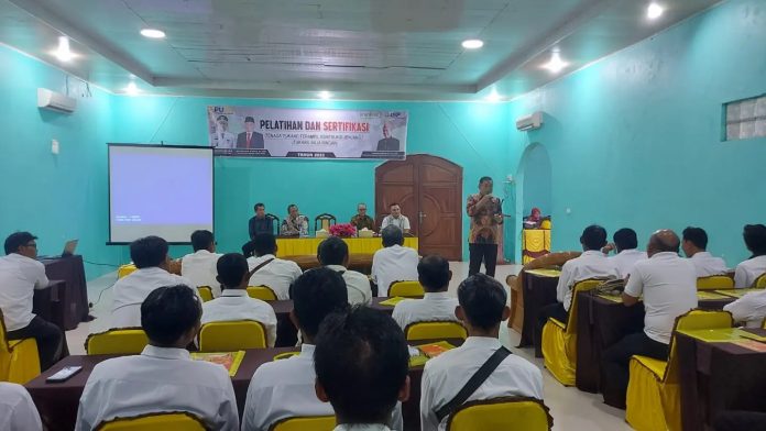 Sekda Bengkulu Tengah Drs. Rachmat Riyanto, ST., M.AP didampingi Plt. Kepala Dinas Pekerjaan Umum dan Penataan Ruang (PUPR) Febrian Fatahillah, S.T., M.T., memberikan arahan pada pelatihan dan sertifikasi tenaga kontruksi baja ringan, di Riung Gunung Resto, Kamis (16/11/2023). Dok. Yulisman/Coverpublik.com