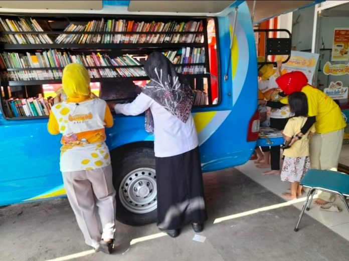 Dinas Perpustakaan dan Kearsipan Provinsi Bengkulu berbagi tips untuk merawat buku agar tidak mudah rusak dan kusam, di ruang kerjanya, Jumat (17/11). Dok. Syafri Yantoni/Coverpublik.com