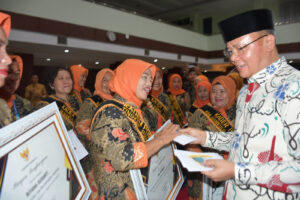 Kader Posyandu Melati Desa Belitar Muka, Sindang Kelingi, Tri Purwati berhasil terpilih sebagai kader Posyandu terbaik II tingkat Provinsi Bengkulu usai menerima penghargaan dari Gubernur Bengkulu, Dr. Rohidin Mersyah pada malam puncak peringatan HKN ke-59 Provinsi Bengkulu di auditorium Poltekes Bengkulu, Jumat (17/11). Dok. Syafri Yantoni/Coverpublik.com