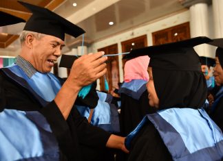 Bupati Wisuda 75 ‘’Nek Bong’’ dan ‘’Nek Bie’’ Sekolah Lansia