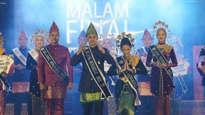 Alvin Aditya asal Kabupaten Bengkulu Tengah dan Desi Ayu Wulandari asal Kota Bengkulu dinobatkan sebagai Bujang dan Gadis Bengkulu 2023 pada malam puncak Grand Final pemilihan Bujang Gadis Bengkulu tahun 2023, di Grage Hotel Bengkulu, Senin malam (13/11). Dok. Syafri Yantoni/Coverpublik.com