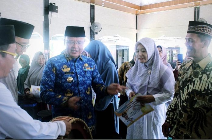 Gubernur Bengkulu Rohidin Mersyah menyerahkan bantuan alat musik Rebana yang dilàksanakan di Masjid Al Muslimun, Sawah Lebar Baru Kota Bengkulu, Jumat (17/11). Dok. Yulisman/Coverpublik.com