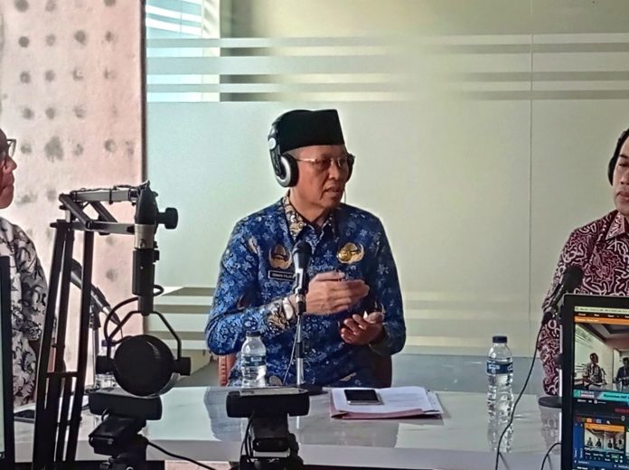 Dialog Bengkulu Pagi dalam rangka perayaan HUT Provinsi Bengkulu tahun 2023, dengan narasumber Sekretaris Daerah Provinsi Bengkulu Isnan Fajri di Studio RRI Bengkulu, Sawah Lebar, Kota Bangkulu, Jumat (17/11). Dok. Syafri Yantoni/Coverpublik.com