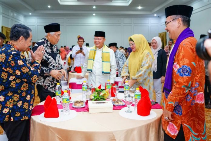 Gubernur Rohidin Mersyah bersama Pèrsatuan Bengkulu Malaysia dan Forum Pembauran Kebangsaan Riau menggelar Ramah Tamah yang dilaksanakan di Balai Raya Semarak, Jumat (17/11). Dok. Yulisman/Coverpublik.com