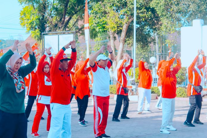 Dinas Pemberdayaan Perempuan Perlindungan Anak Pengendalian Penduduk dan Keluarga Berencana (DP3APPKB) Provinsi Bengkulu menggelar senam Germas dan Jantung Sehat dalam rangka Hari Ibu di halaman kantor DP3APPKB Provinsi Bengkulu, Kamis (14/14). Dok. Yulisman/Coverpublik.com
