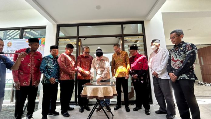 Gubernur Rohidin Mersyah bersama Ikatan Keluarga Pelajar Mahasiswa Provinsi Bengkulu Yogyakarta (IKPMPB-Y) meresmikan Gedung Kantor Provinsi Bengkulu di Jalan Celeban Baru Gg VII Blok UH/3-799 Yogyakarta, Sabtu (16/12). Dok. Syafri Yantoni/Coverpublik.com