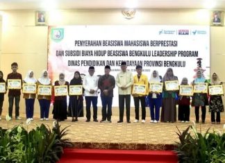 Gubernur Apresiasi Mahasiswa Berprestasi dengan Memberikan Beasiswa