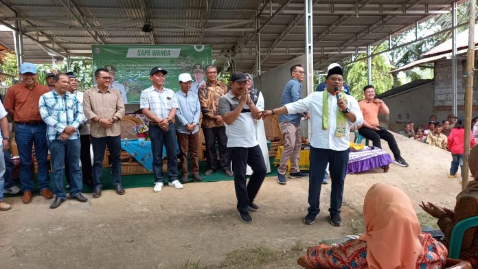 Bupati Seluma Erwin Octavian, SE didampingi Sekretaris Daerah H. Hadianto, S.E., M.M., M.Si, menyapa warga Desa Kuti Agung Kecamatan Sukaraja, di rumah Kepala Desa Kuti Agung, Sabtu (16/12/2023). Dok. Yulisman/Coverpublik.com