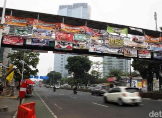 Puluhan APK Tutupi JPO di Jakarta