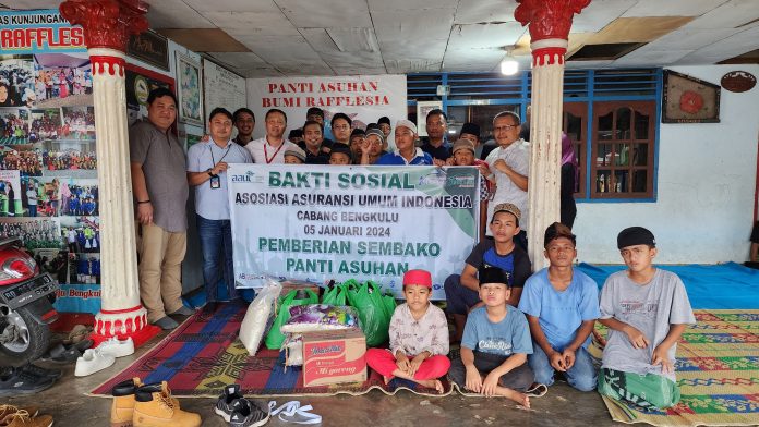 Asosiasi Asuransi Umum Indonesia (AAUI) Cabang Bengkulu saat menggelar bakti sosial berupa pemberikan Sembako ke Panti Asuhan Bumi Rafflesia, Kelurahan Anggut Atas, Kota Bengkulu, Jumat sore (05/01/2024). Dok. Yulisman/Coverpublik.com