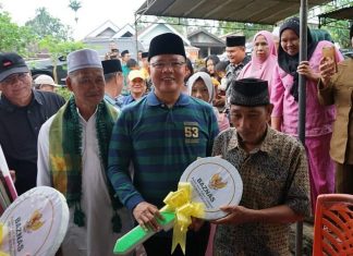 Gubernur Rohidin Serahkan Kunci Rumah Layak Huni Kapada 3 Warga Rejang Lebong