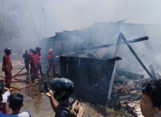 Respon Cepat Petugas Damkar, Padamkan Api Yag Membakar Bedengan di Kota Bengkulu