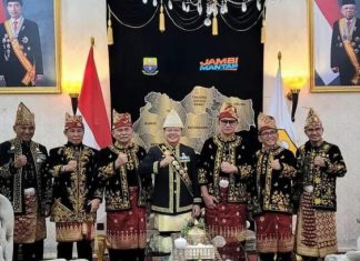 Gelar Datuk H. Rohidin Mersyah Sebagai Anggota Kehormatan dari Lembaga Adat Melayu Jambi