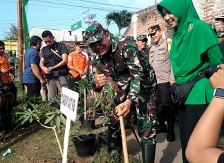 Sambut HUT Kodam II/Sriwijaya ke-78, Korem 041 Gamas Membersihan Pantai Panjang dan Penanaman Pohon
