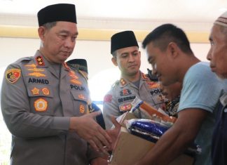 Kapolda Bengkulu Beri 100 Paket Bantuan Sosial untuk Warga Kaur Bulan Bakti Ramadhan