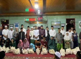PJ. Bupati Bengkulu Tengah Serahkan Dana Hibah dan Sembako