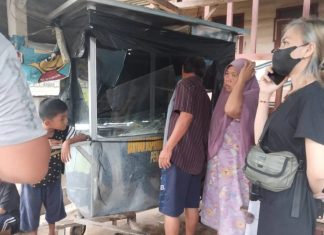 Mobil Mundur Hantam Grobak Jualan